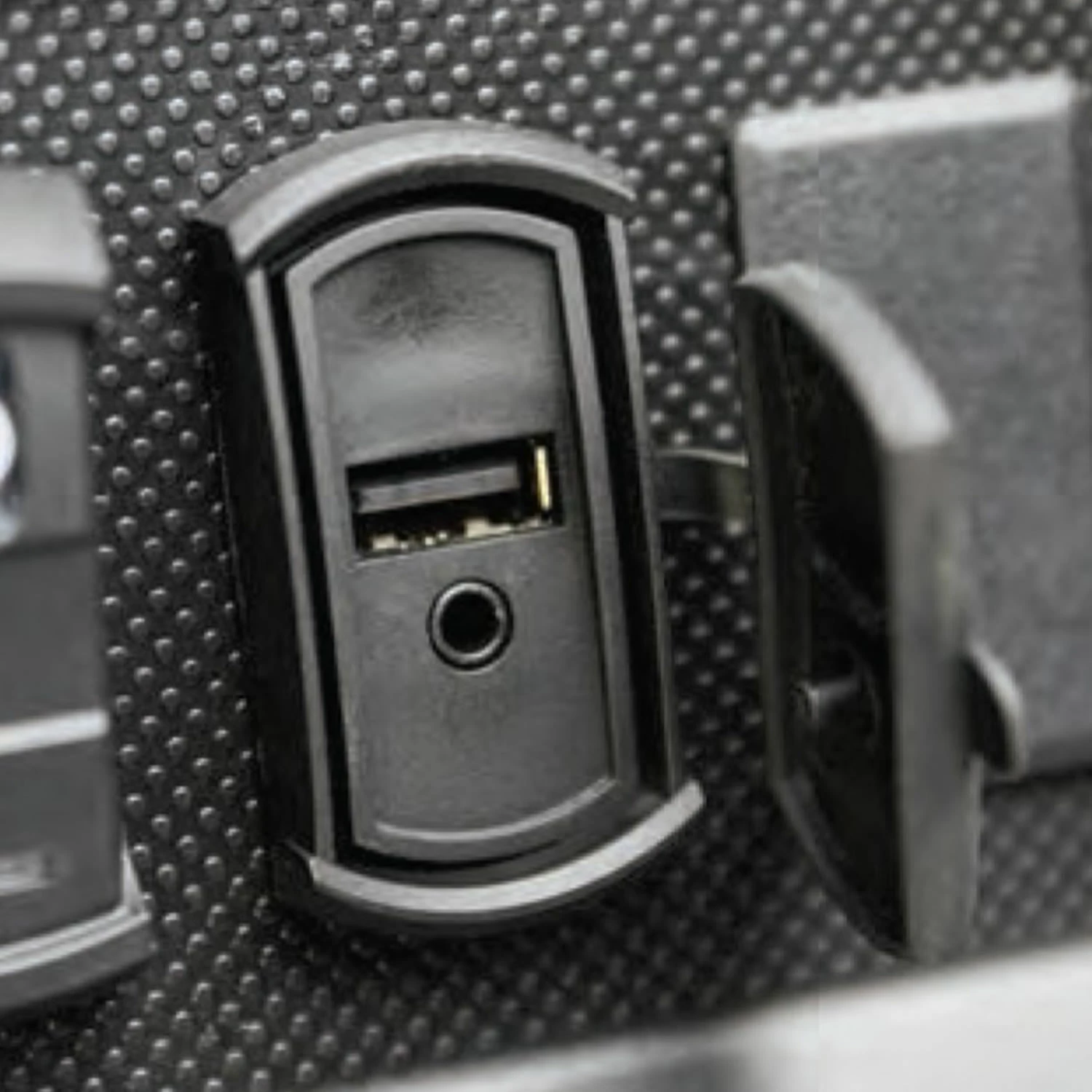 MB Quart USB/3.5mm MAXXLINK Accessory Plug Switch Mounted 4 MB Quart USB/3.5mm MAXXLINK Accessory Plug Switch Mounted - Image 2